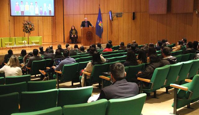 La certificación se realizó en una ceremonia híbrida en la Facultad de Economía y Negocios de la U.de Chile